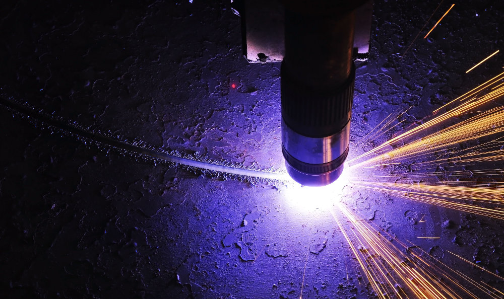 metal cutting process using plasma cutting machine